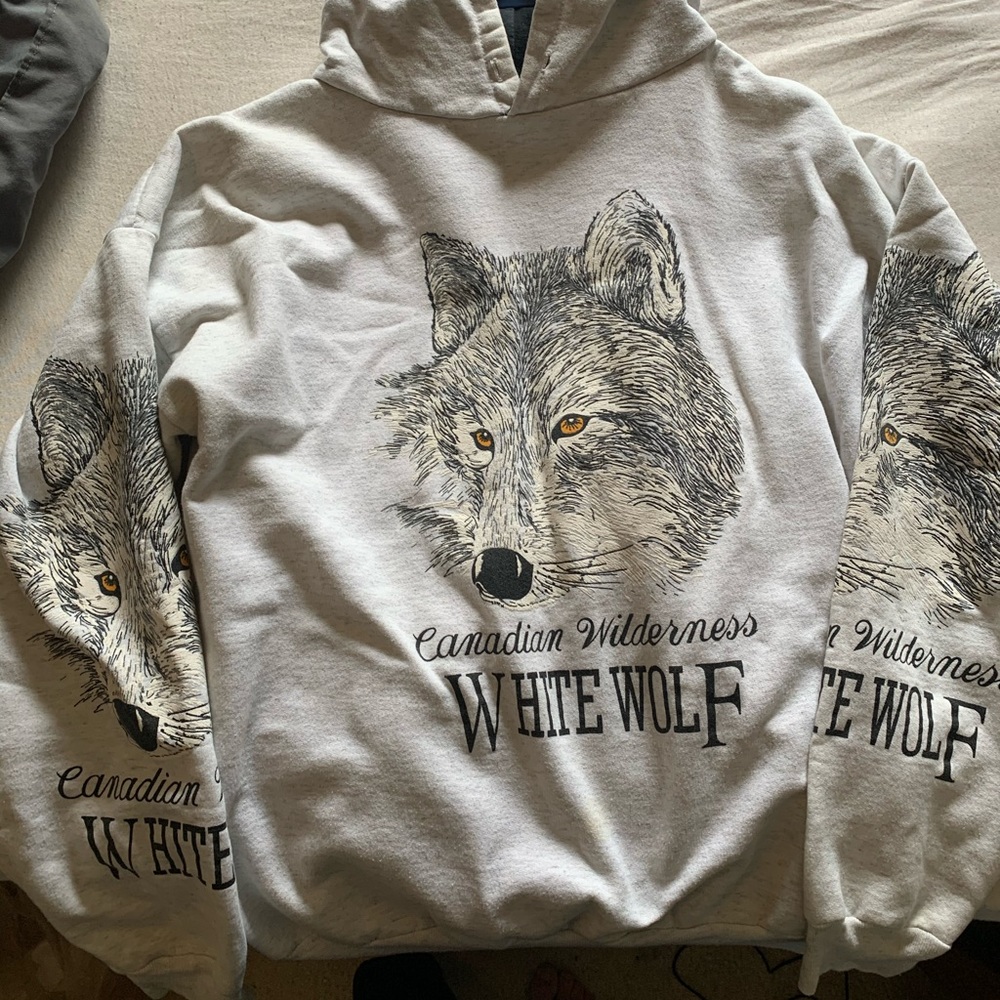 White wolf pull over hoodie